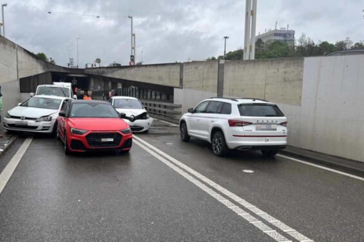 Stadt Schaffhausen - Auffahrkollision zwischen vier Fahrzeugen auf der A4