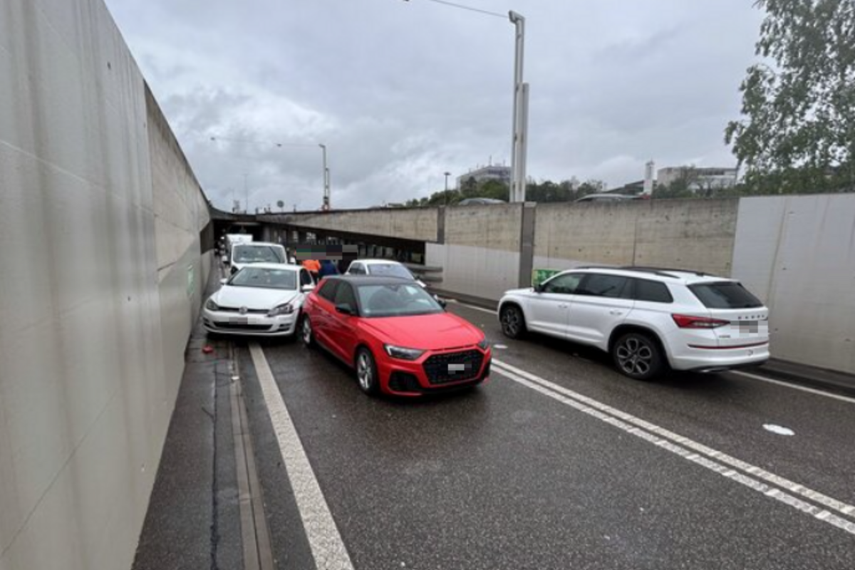 Stadt Schaffhausen - Auffahrkollision zwischen vier Fahrzeugen auf der A4