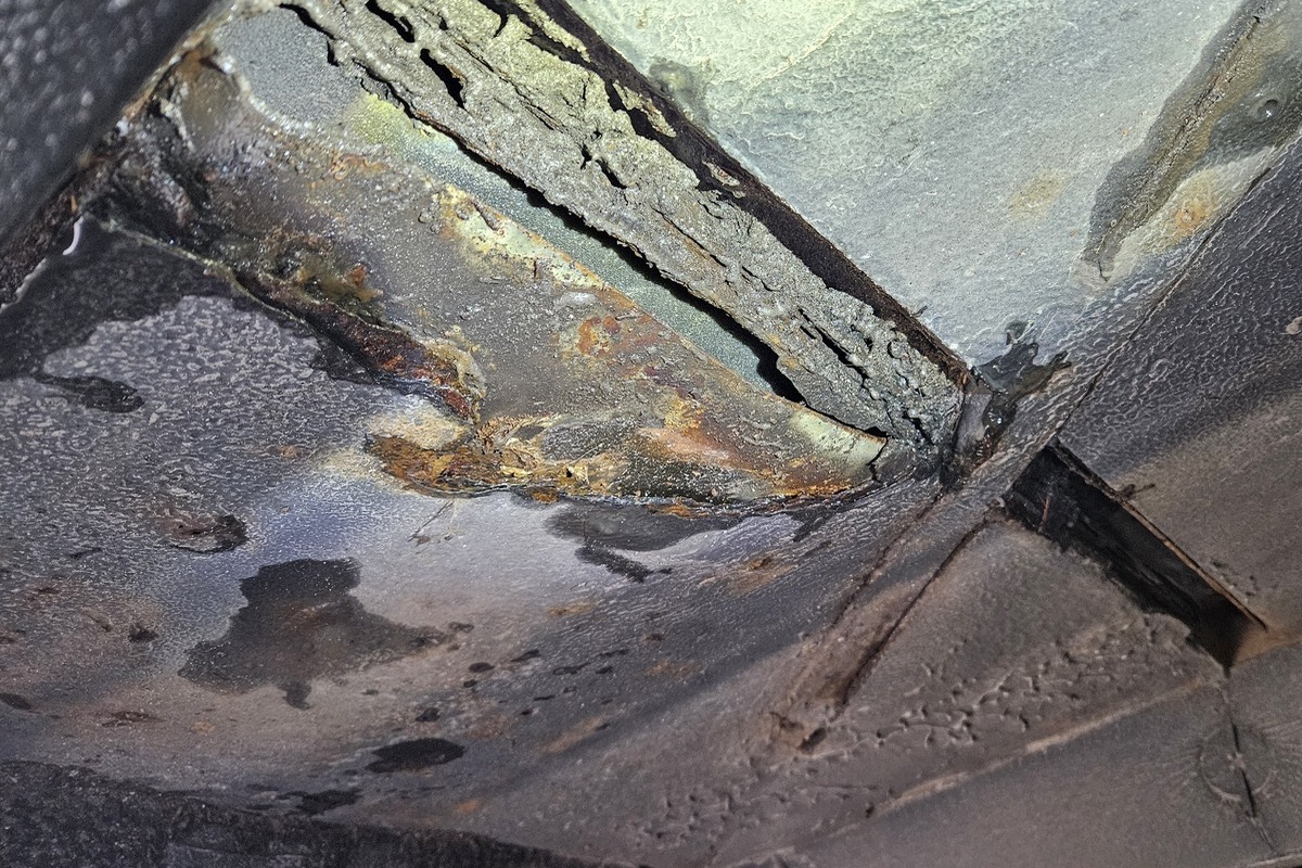 Neuhausen a./Rhf. SH - Reisebus mit gravierenden Durchrostungen stillgelegt