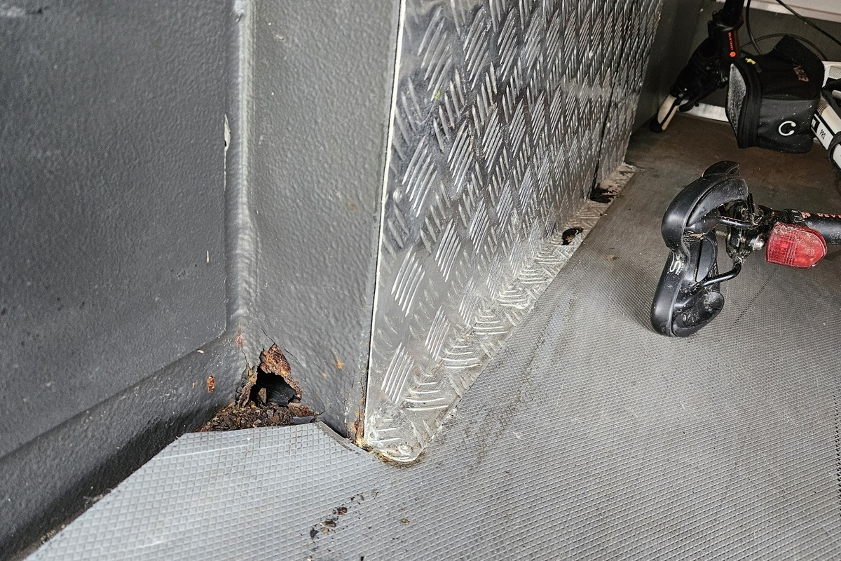 Neuhausen a./Rhf. SH - Reisebus mit gravierenden Durchrostungen stillgelegt