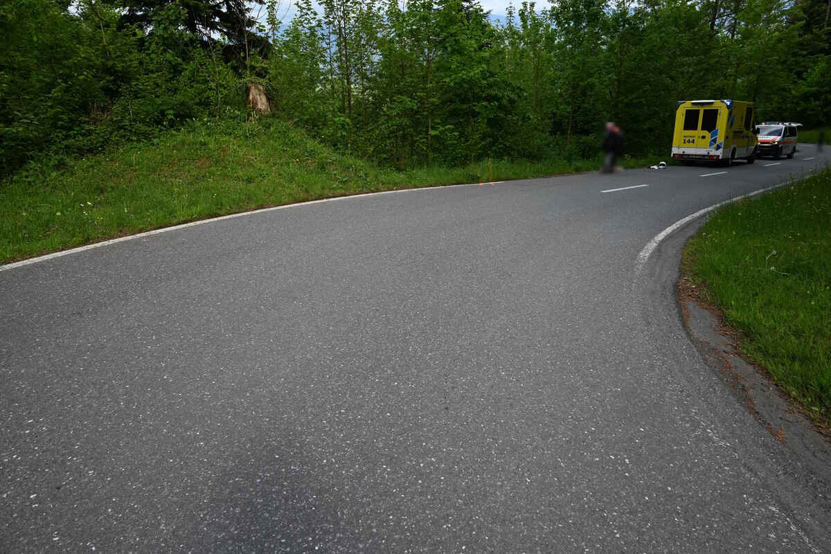 Eichberg SG - Motorradfahrer stürzt bei Unfall eine Böschung hinunter