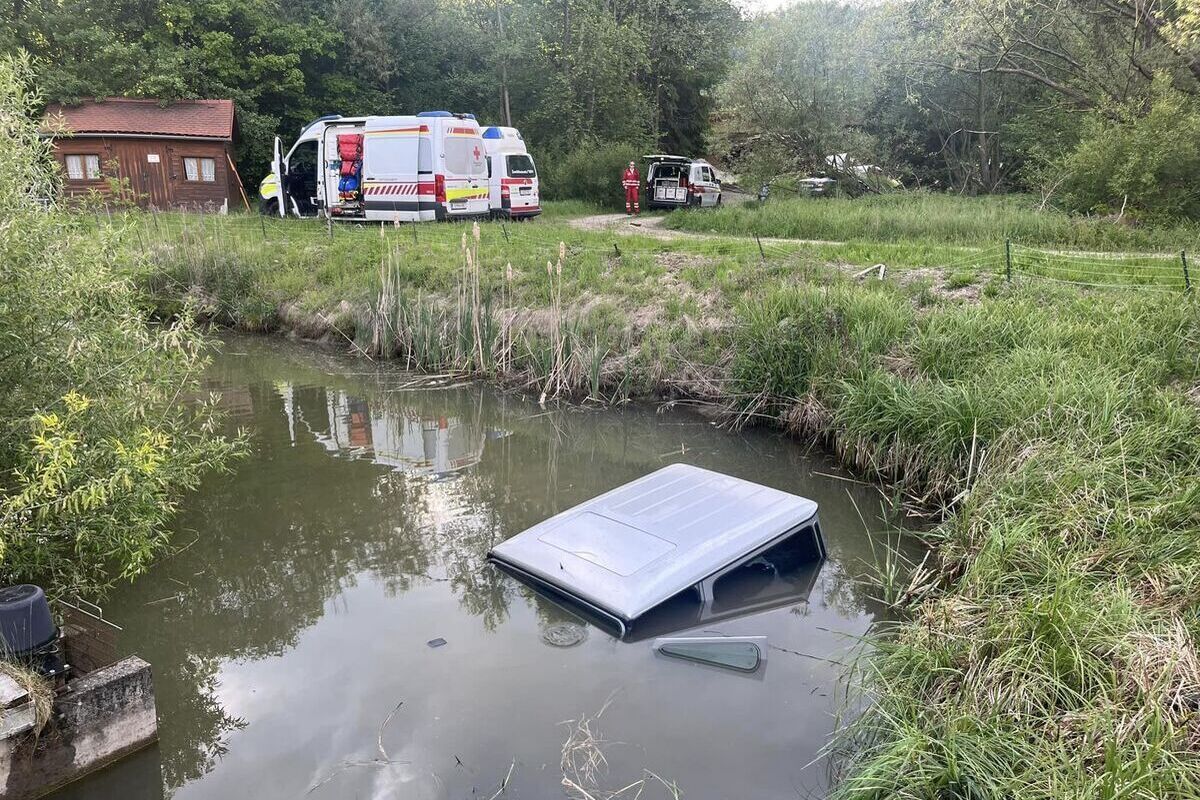 Thal - Autofahrer stürzt in Fischteich