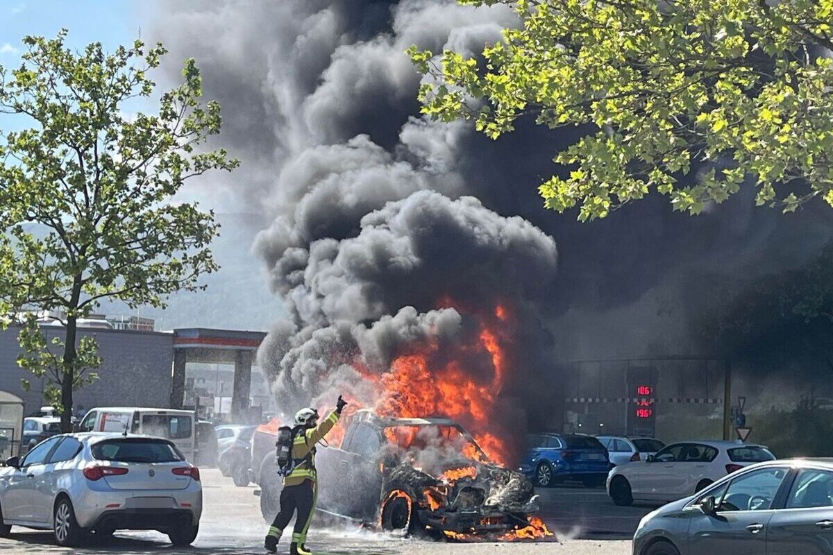 Egerkingen SO - Lieferwagen auf Parkplatz ausgebrannt