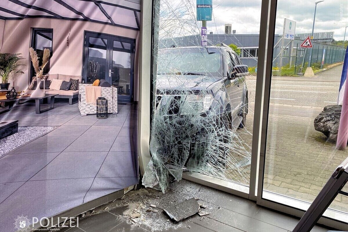 Kaiserslautern - Frontal gegen eine Schaufensterscheibe geprallt