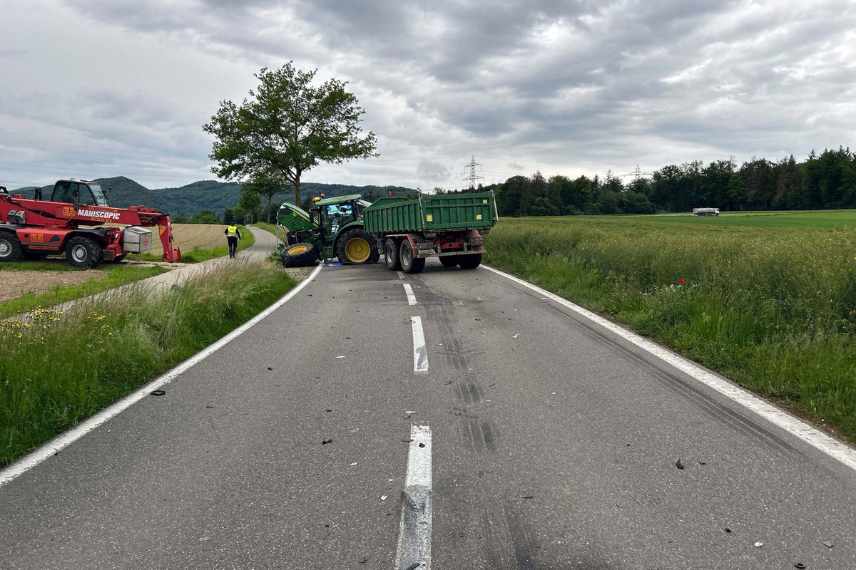 Lupfig AG - Heftige Kollision mit Traktor - Auto überschlägt sich