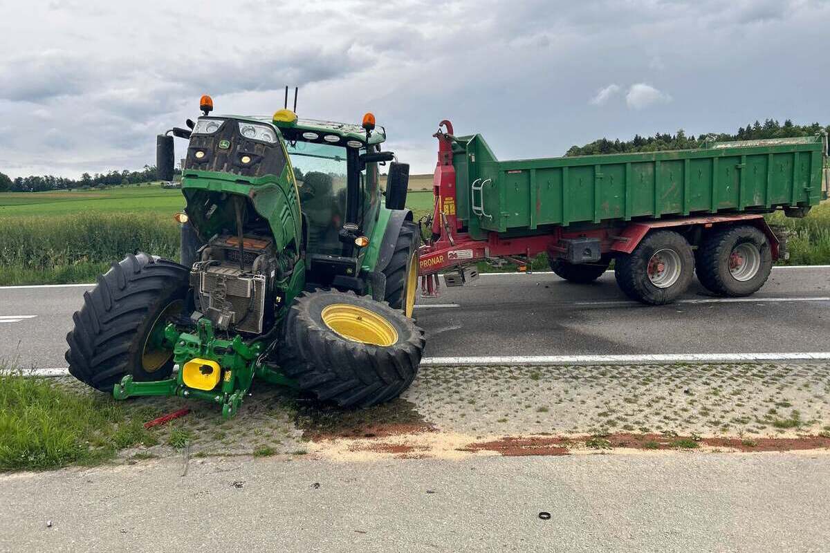 Lupfig AG - Heftige Kollision mit Traktor - Auto überschlägt sich
