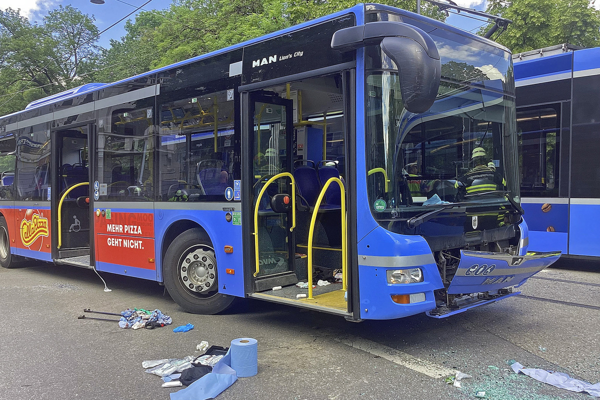 Neuhausen BY - Zehn Verletzte nach Unfall zwischen Tram und Bus