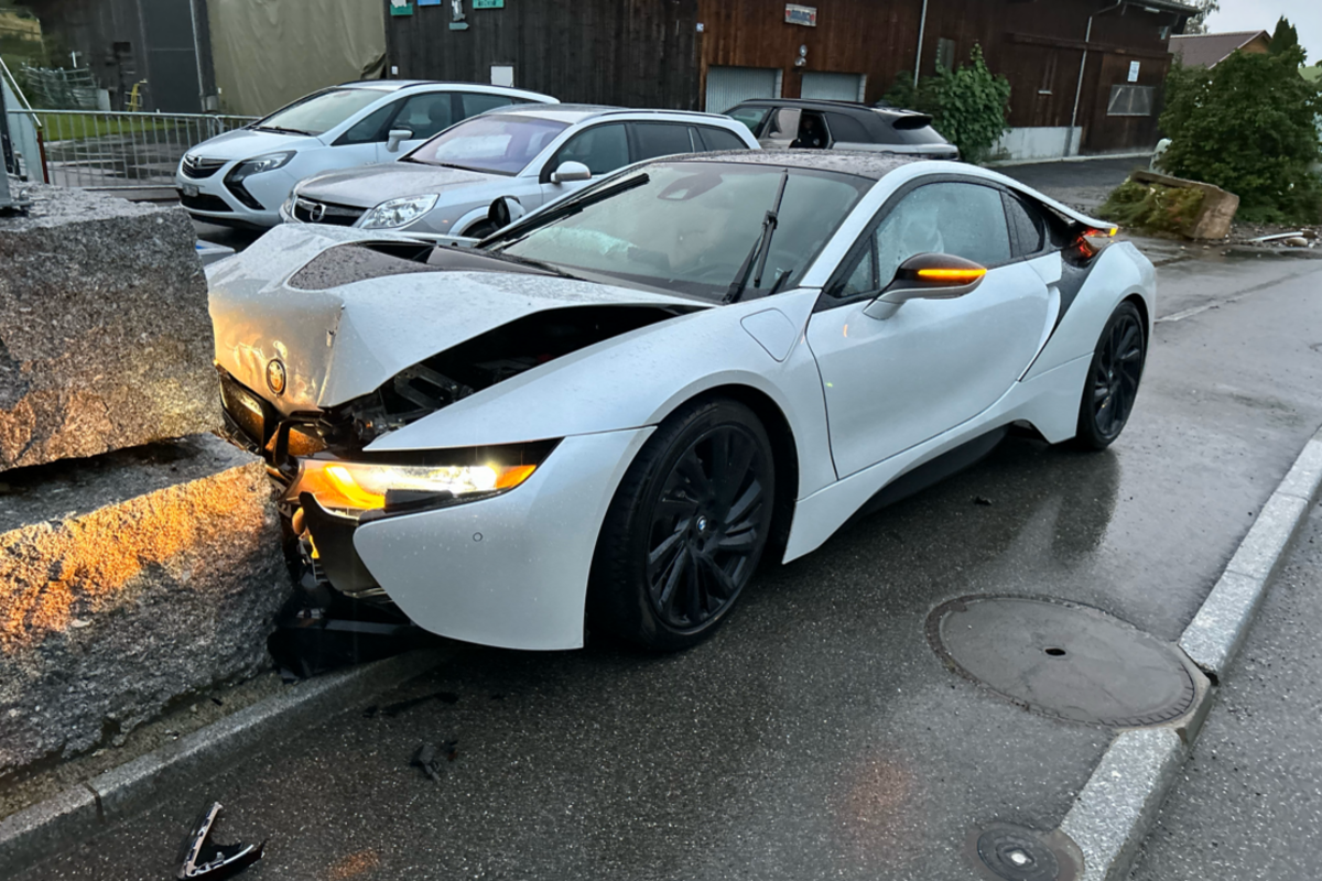 Brittnau AG - Alkoholisiert verunfallt - Totalschaden am BMW