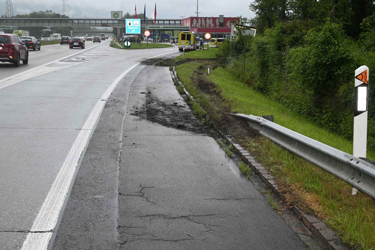 Sevelen SG - Sattelmotorfahrzeug landet bei Unfall im Wiesland