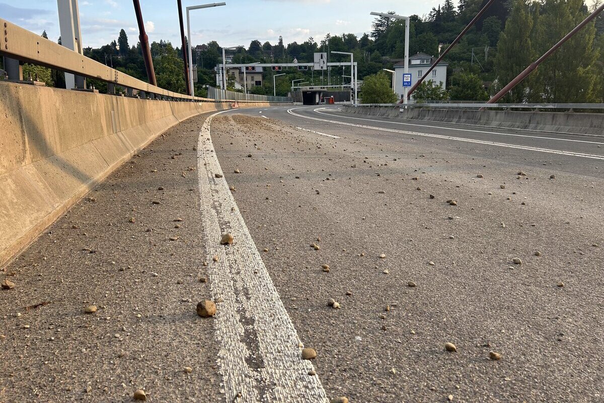 Stadt Schaffhausen - Lastwagen verliert Ladung - A4 komplett gesperrt
