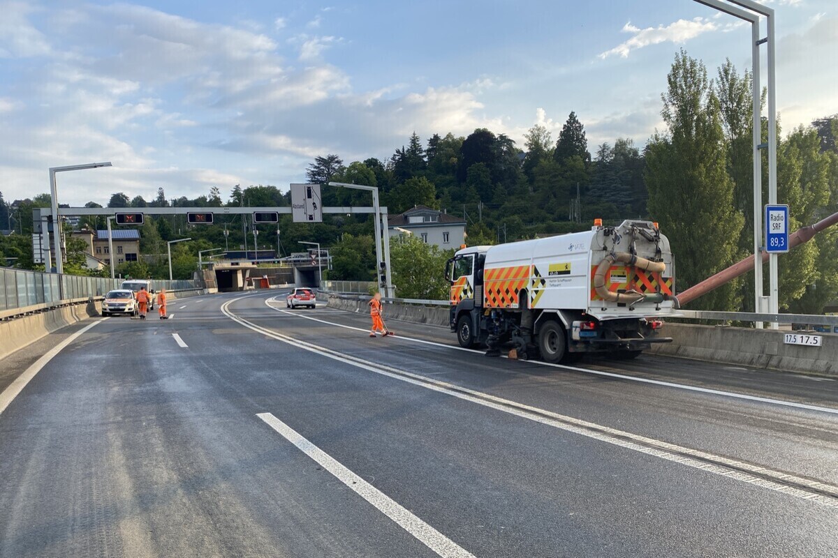 Stadt Schaffhausen - Lastwagen verliert Ladung - A4 komplett gesperrt