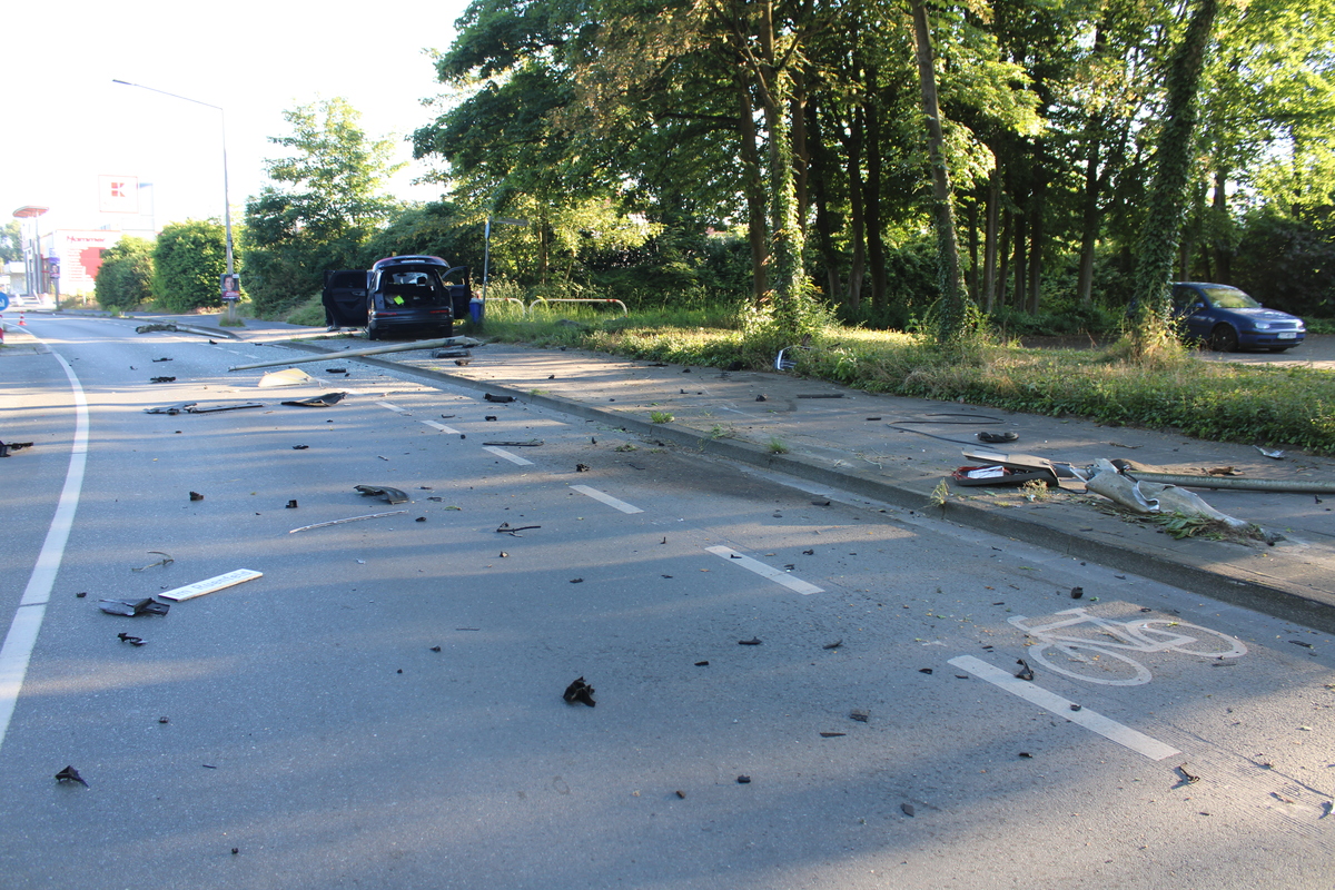 Hamm-Bockum-Hövel - Audi Q7 kollidiert mit zwei Straßenlaternen - Fahrer flüchtig