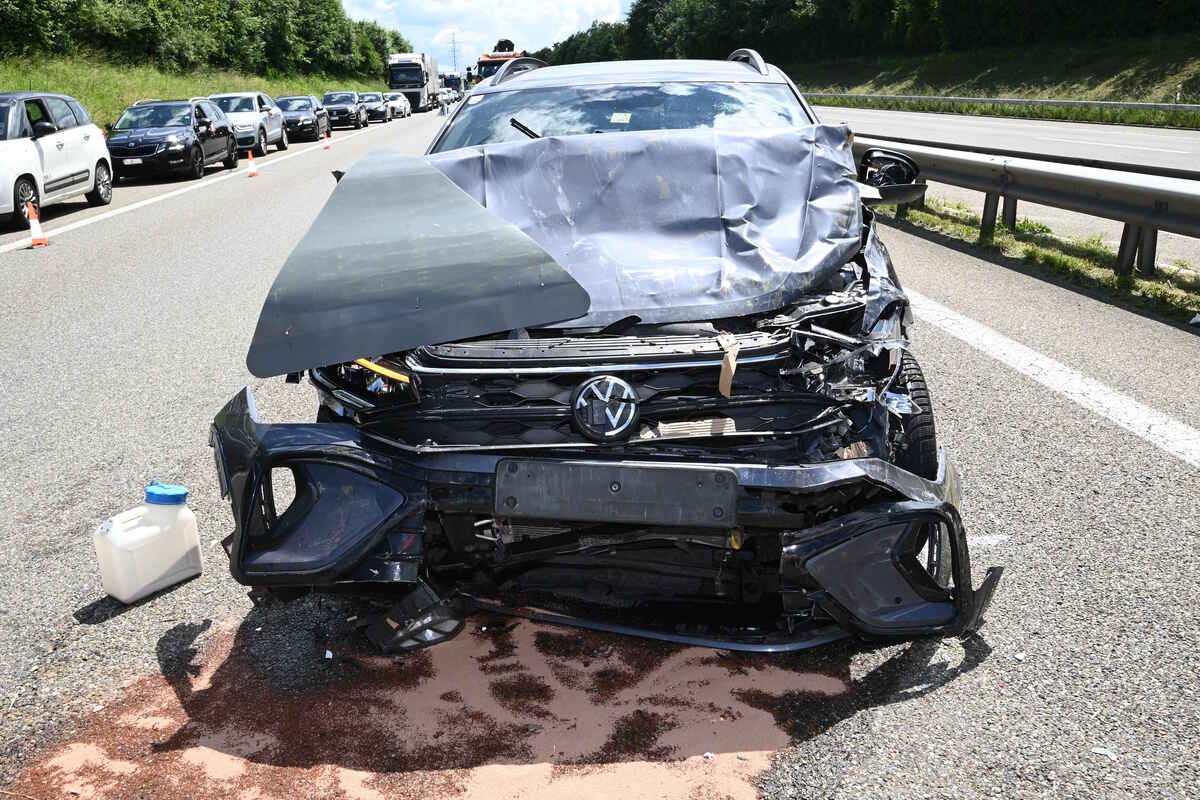 Niederwil SG - Auto kracht gegen Signalisations-Anhänger