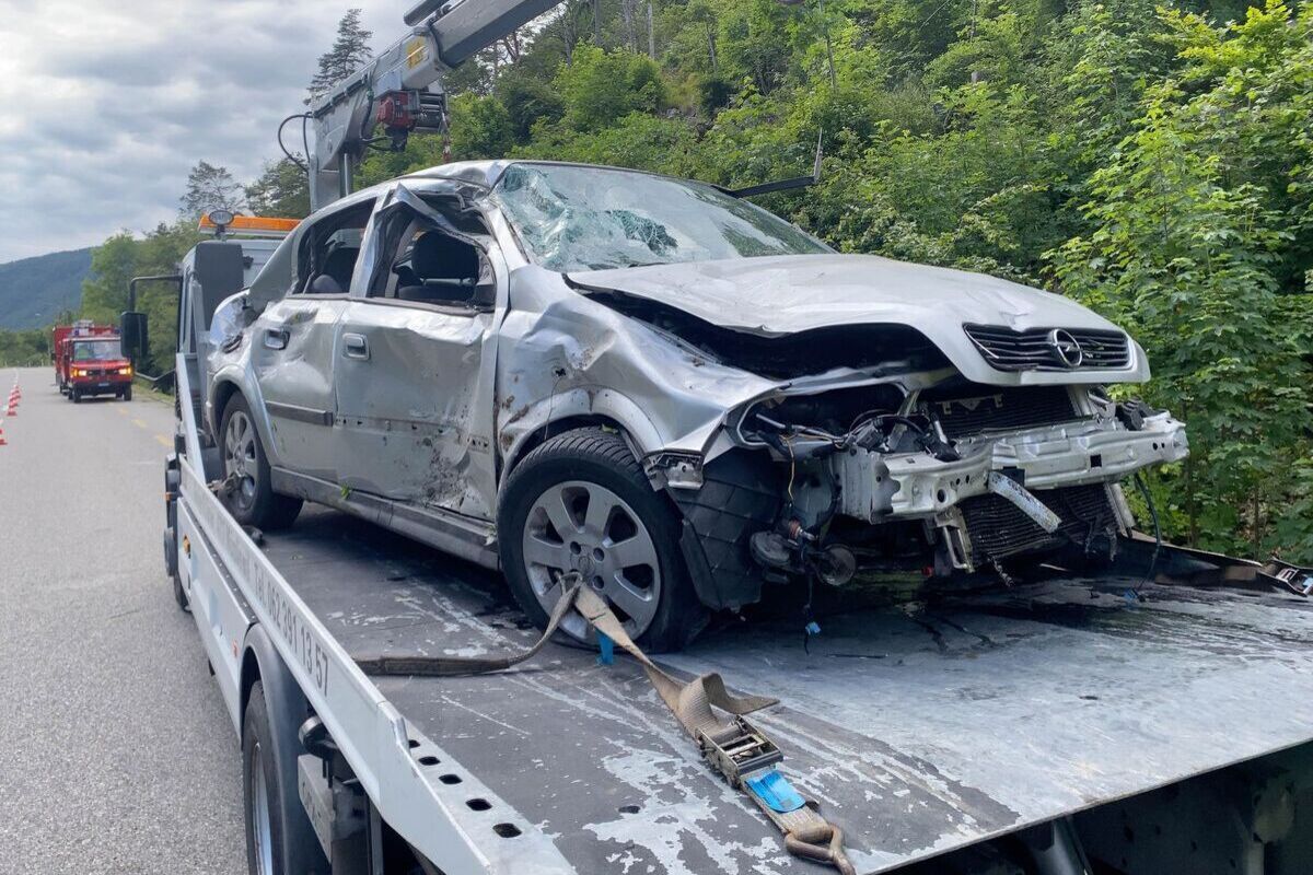 Welschenrohr SO - Auto stürzt bei Unfall in die Dünnern