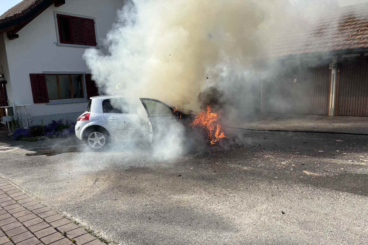 Gommiswald SG - Auto in Brand geraten