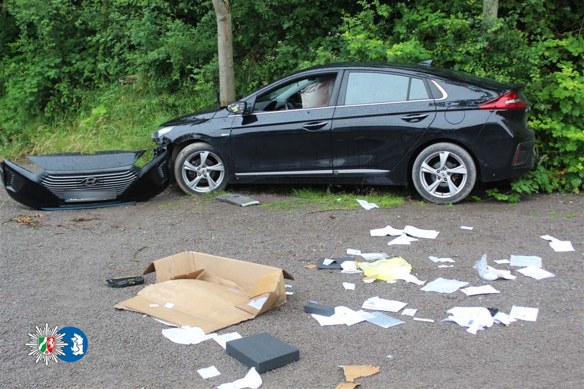 Duisburg - Autofahrer wirkt nach Unfall verwirrt