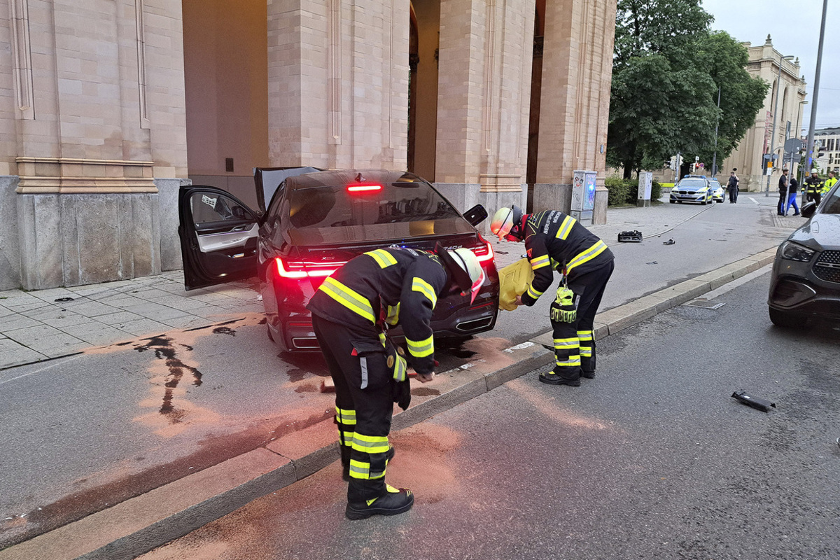 München - Totalschaden an BMW nach schwerem Unfall