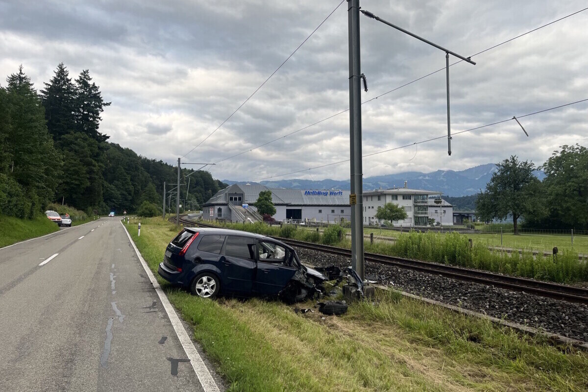 Bollingen SG - Beifahrer wird nach Unfall ins Spital geflogen