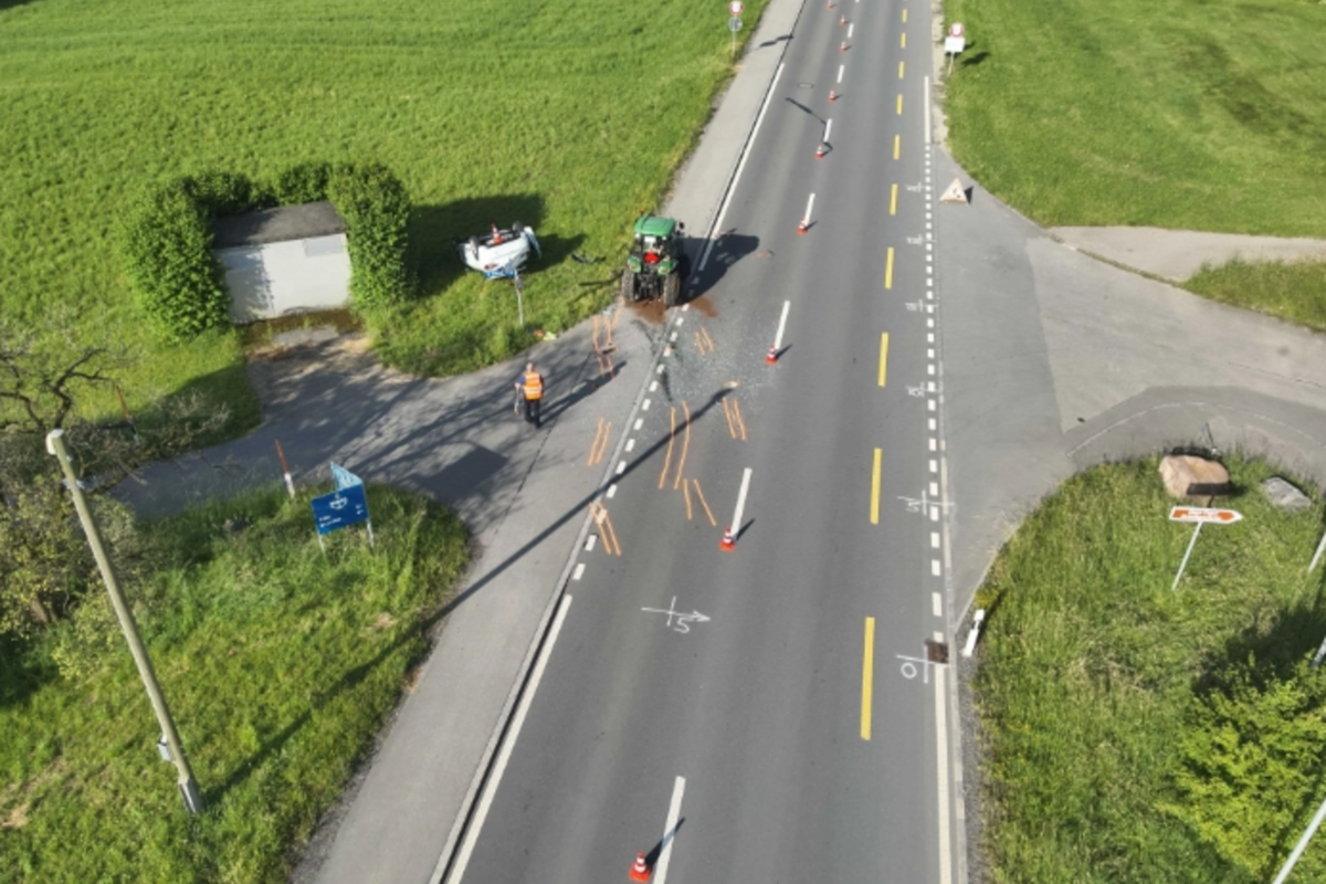 Neuheim ZG - Traktor überholt und verunfallt