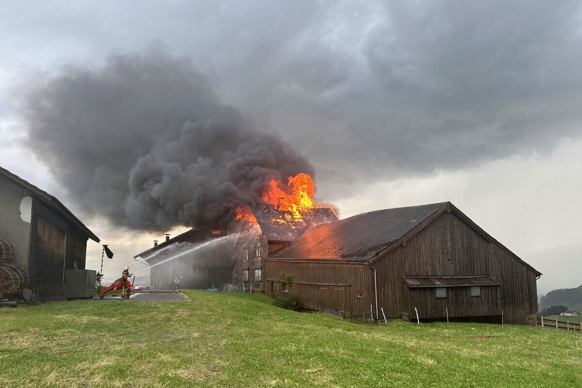 Hundwil AR - Bauernhaus von einem Bitz getroffen
