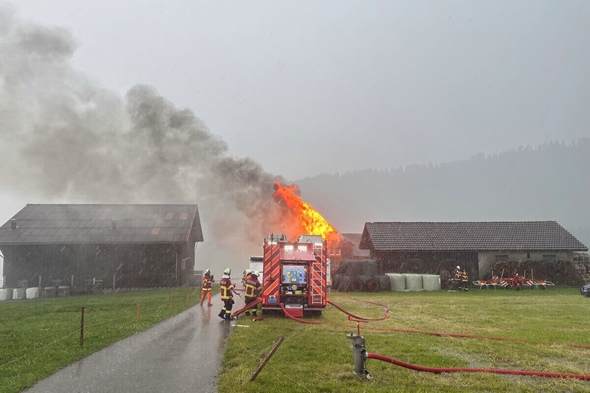 Hundwil AR - Bauernhaus von einem Bitz getroffen