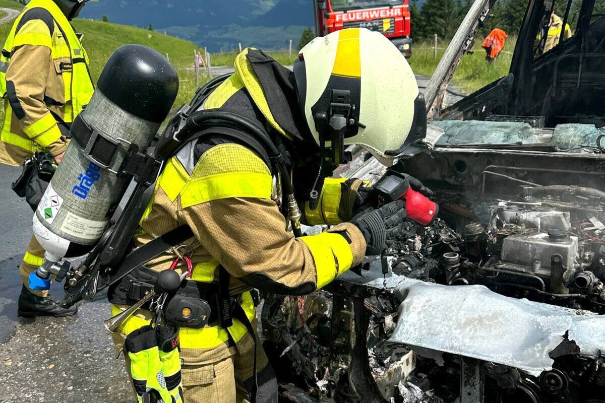 Hasle LU - Auto gerät während der Fahrt in Brand