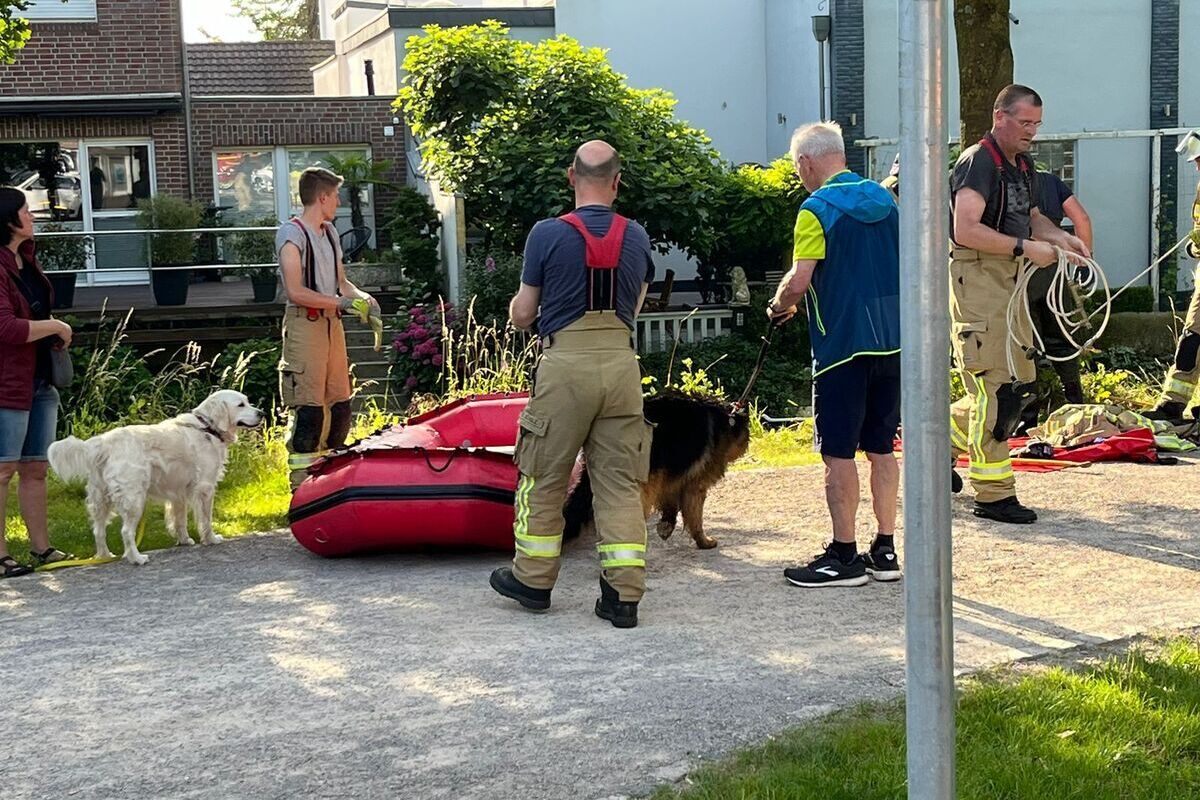Kleve - Feuerwehr rettet Hund aus dem Kermisdahl 