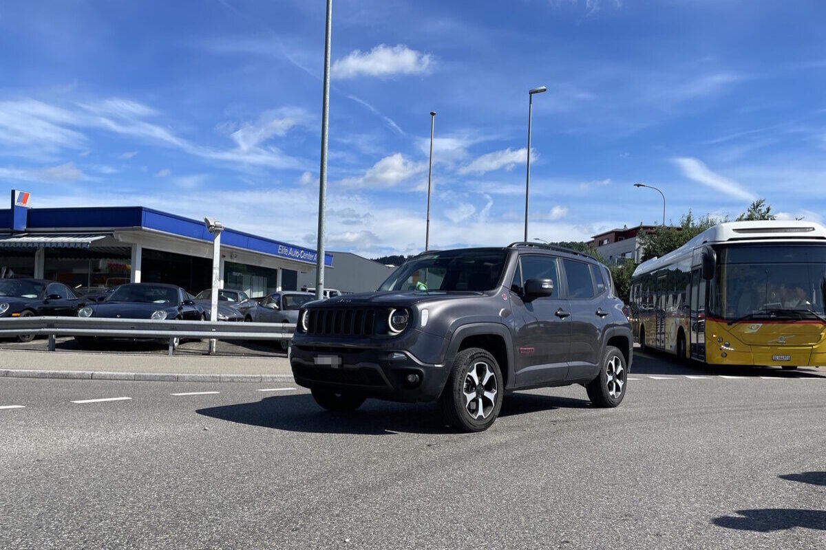 Zuzwil SG - Unfall im Kreisverkehr