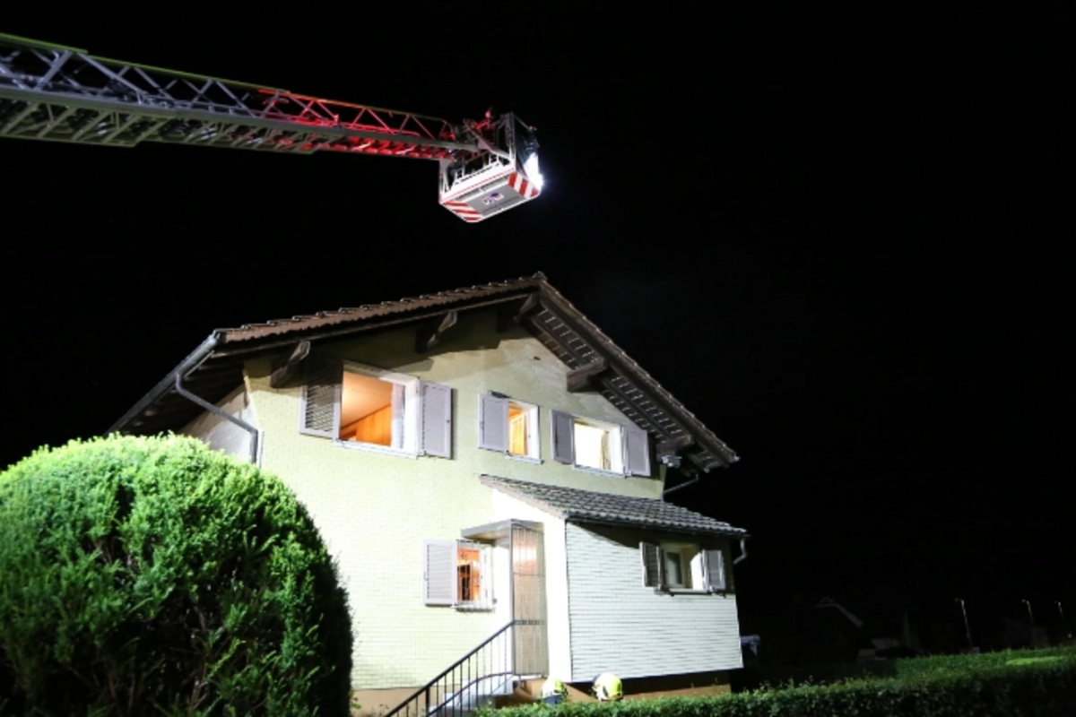Oberägeri ZG - Hofmattstrasse wegen Feuerwehreinsatz gesperrt