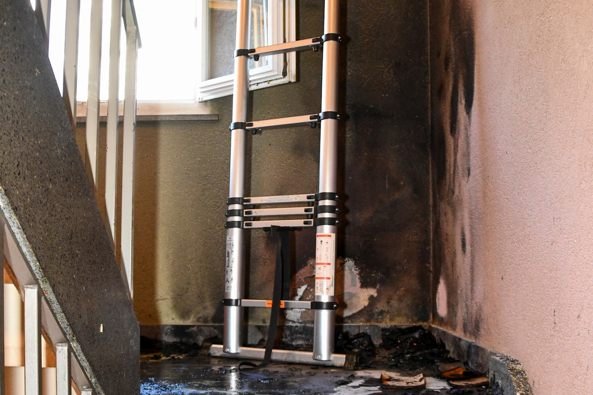 Felsberg GR - Brennende Kartonschachteln im Treppenhaus