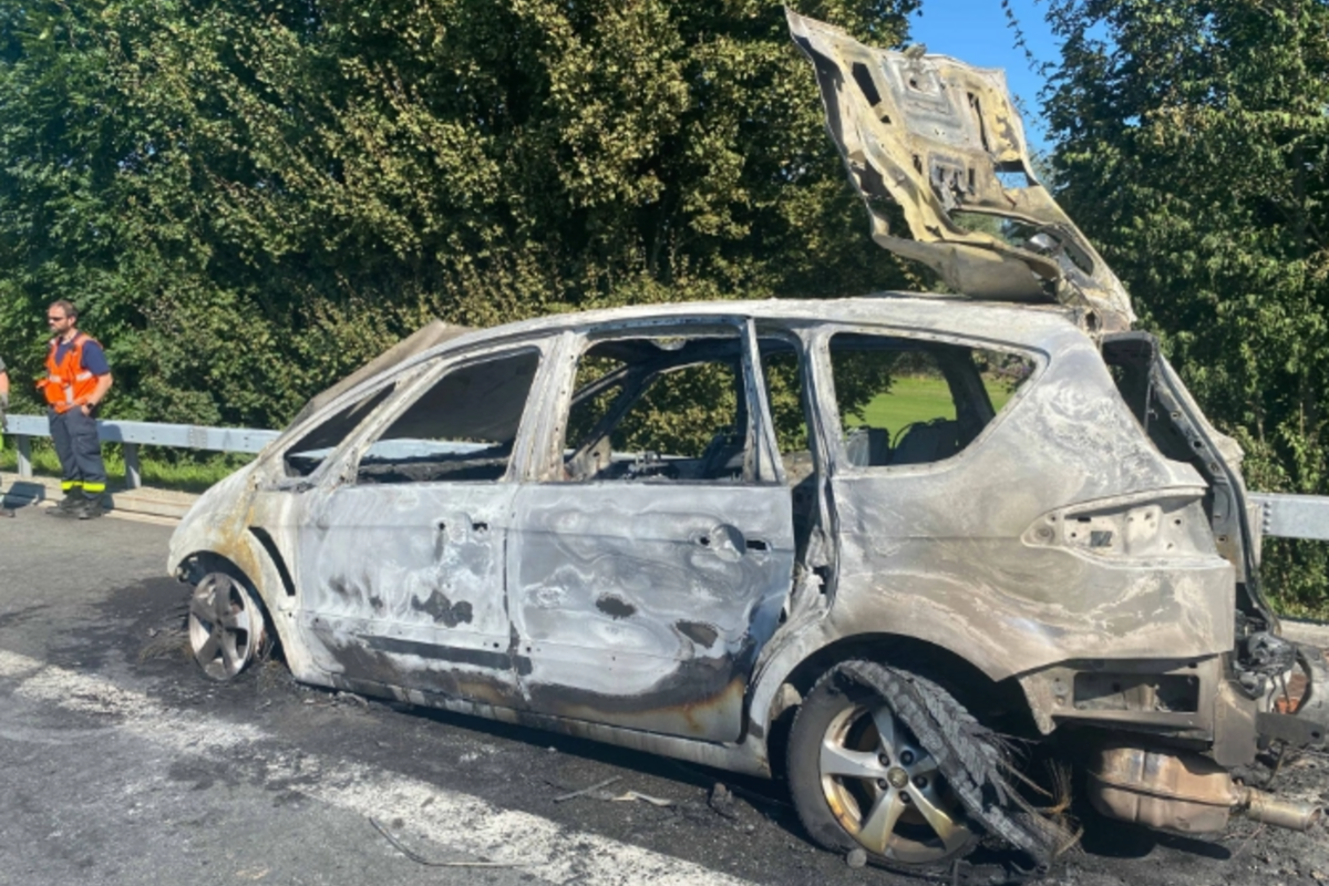 Gisikon LU - Auto brennt auf der A14