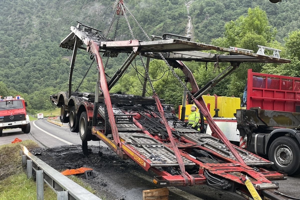 Soazza GR - A13 nach Brand eines Autotransporters komplett gesperrt