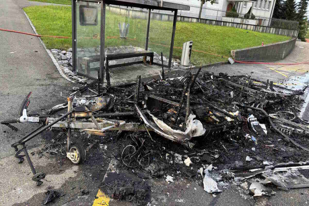 Ricken SG - Wohnwagen komplett abgebrannt