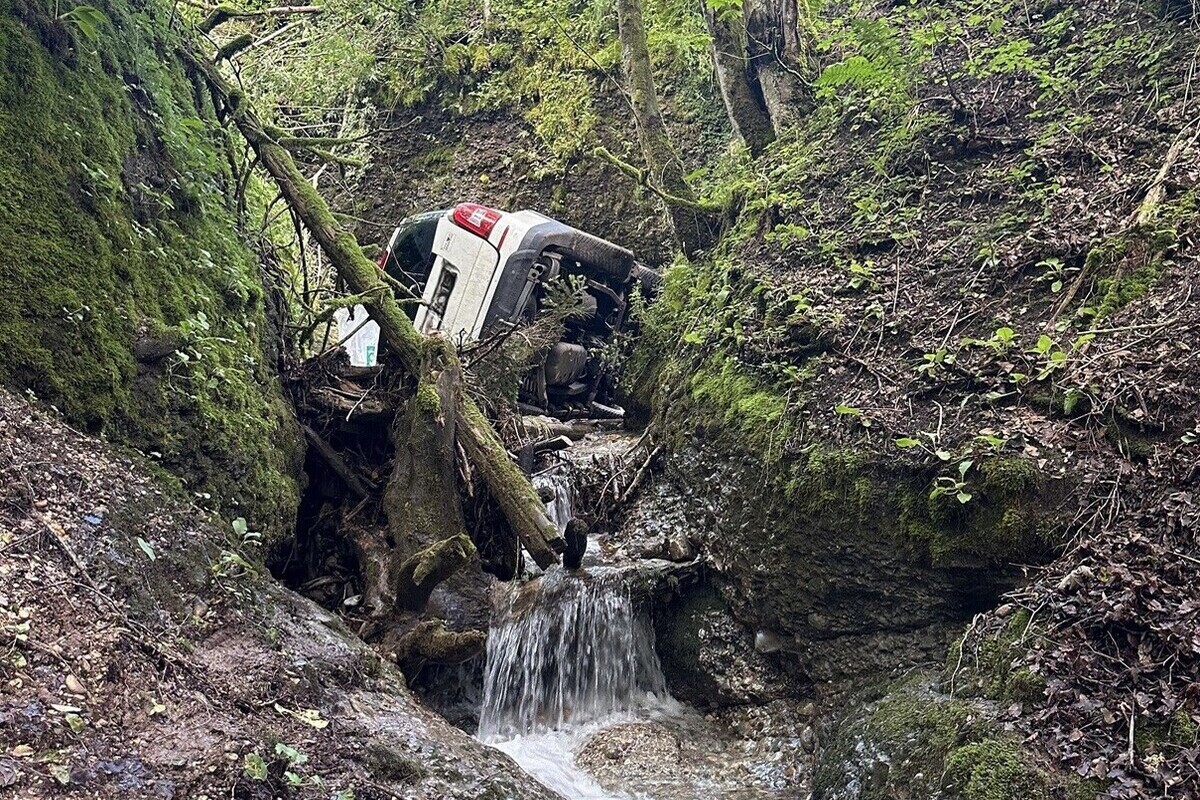 Urnäsch AR - Auto landet bei Unfall mitsamt 3-Jährigen im Bach