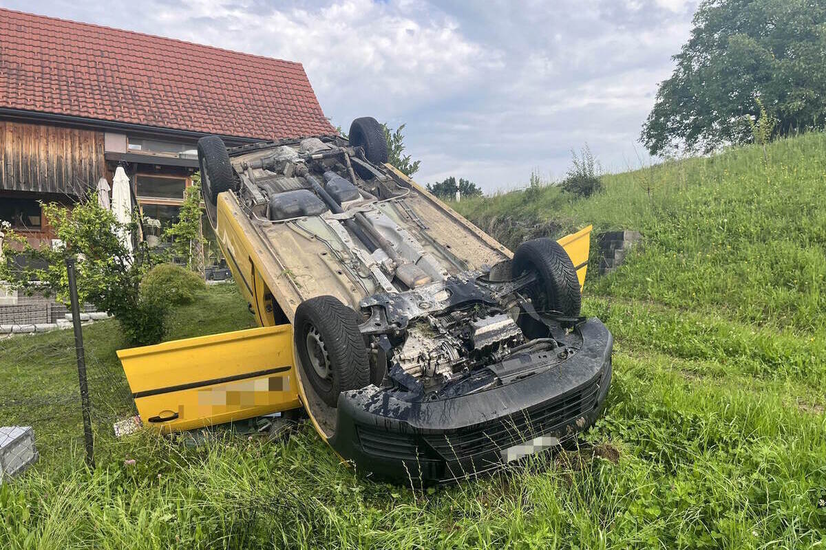 Kaltbrunn SG - Lieferwagen überschlägt sich bei Unfall