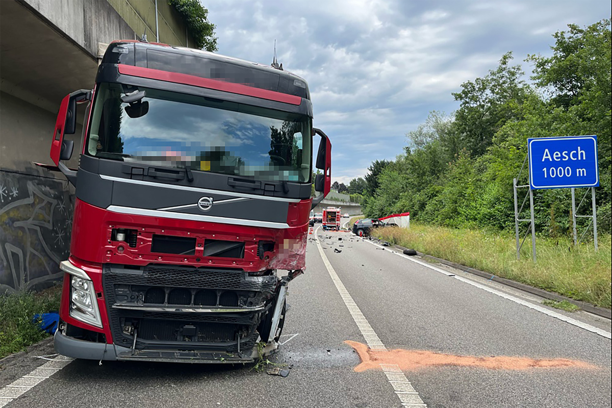 Tödlicher Unfall in Aesch BL - Fiat prallt gegen Lastwagen