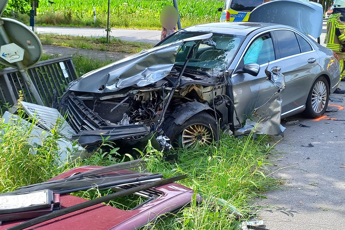 Rheurdt - Schwerer Verkehrsunfall zwischen drei Fahrzeugen 