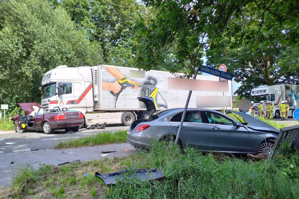 Rheurdt - Schwerer Verkehrsunfall zwischen drei Fahrzeugen 
