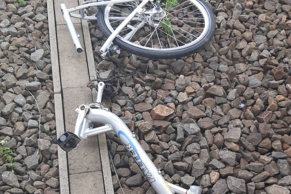 Halle/Saale - Unbekannte werfen Fahrräder auf Bahngleise 