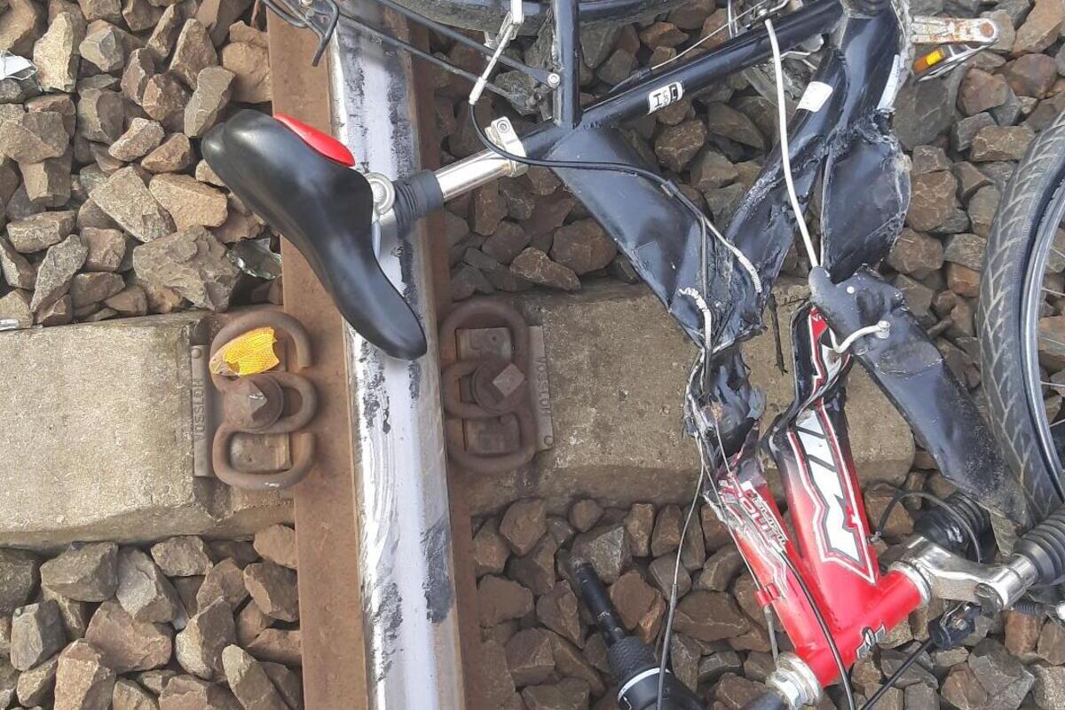 Halle/Saale - Unbekannte werfen Fahrräder auf Bahngleise 