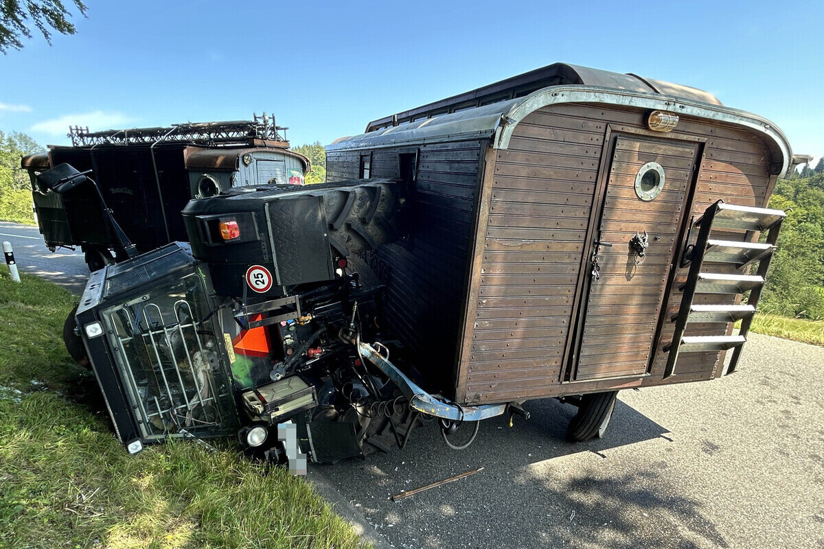 Zetzwil AG - Traktor mit Zirkusanhängern umgekippt