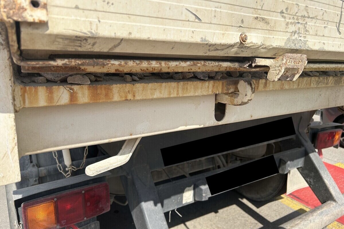 Neuhausen am Rheinfall - Lastwagen verliert mehrere Kubikmeter Kieselsteine