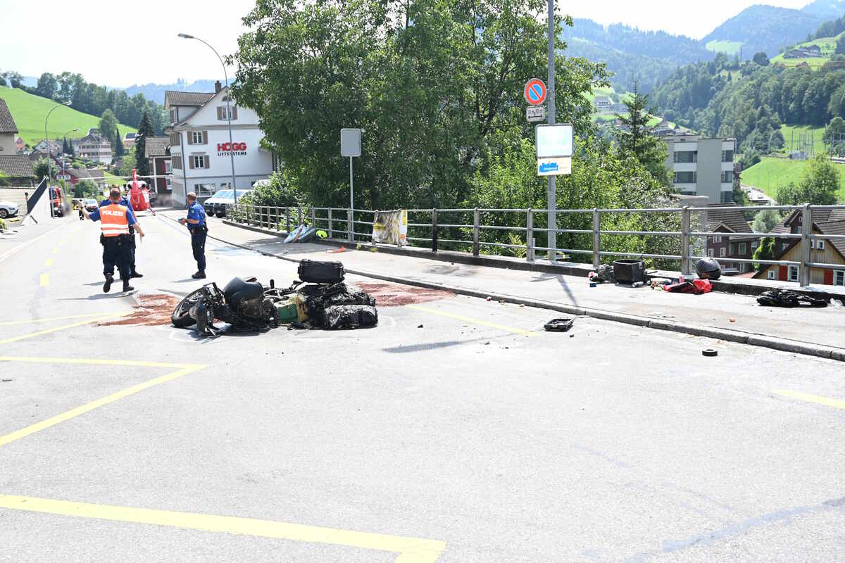 Lichtensteig SG - Motorradfahrer (61) bei Unfall durch Flammen schwer verletzt