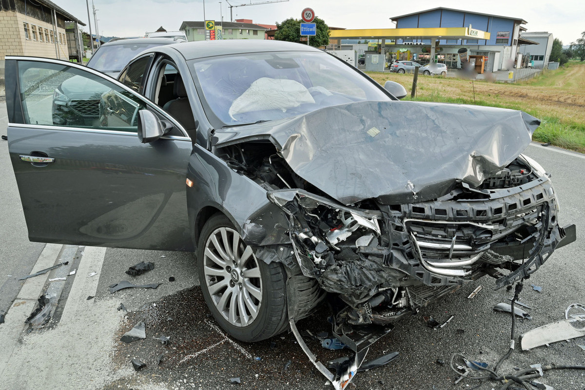 Rickenbach/Ettiswil LU - Sechs Fahrzeuge an zwei Unfällen beteiligt
