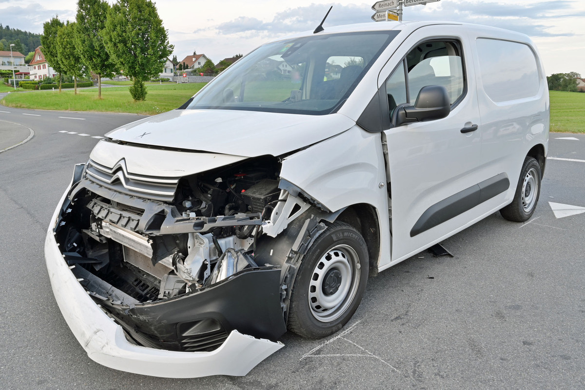 Rickenbach/Ettiswil LU - Sechs Fahrzeuge an zwei Unfällen beteiligt