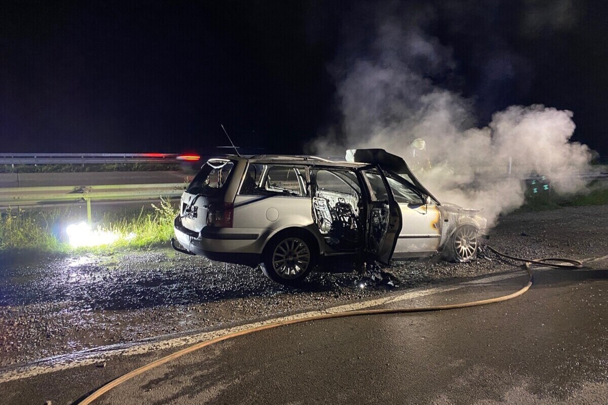 A6/Parkplatz Quaidersberg - Auto in Vollbrand