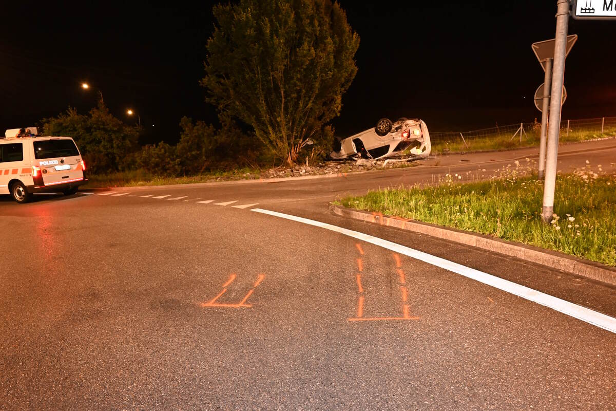 Tübach SG - Auto überschlägt sich bei Unfall