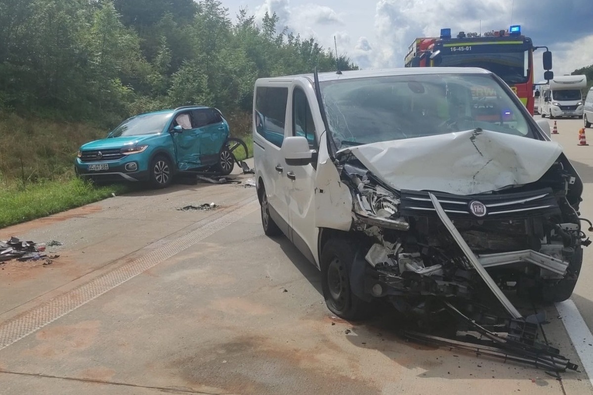 Gera/A4 - Schwerer Verkehrsunfall - acht Personen verletzt