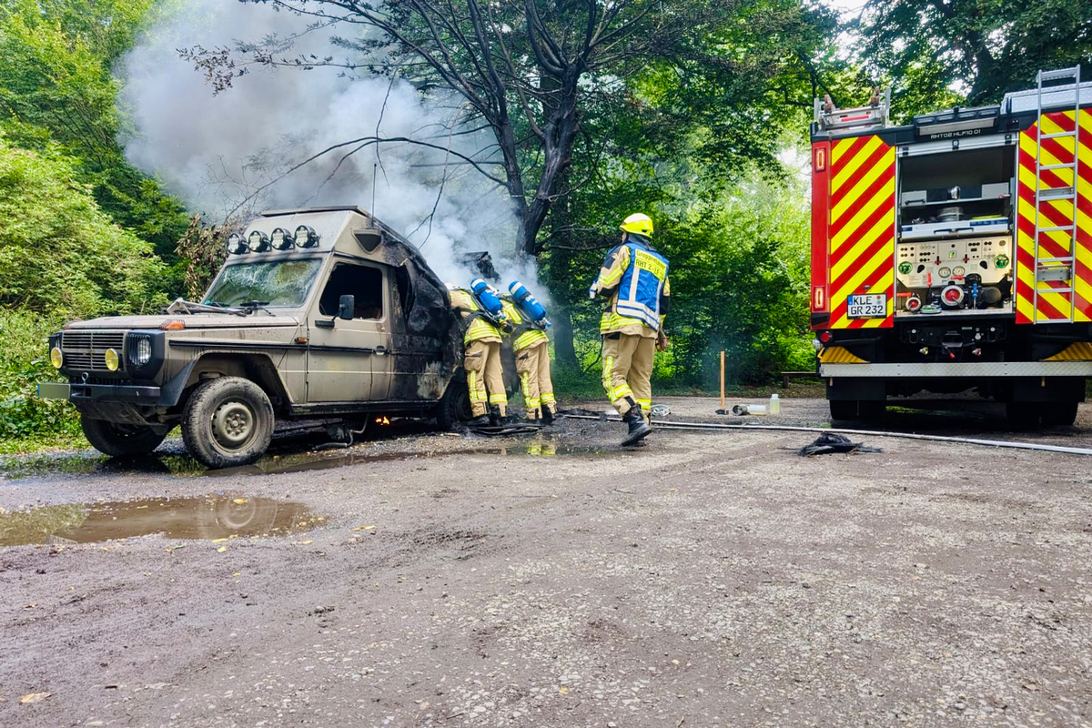 Rheurdt - Historischer Geländewagen in Vollbrand