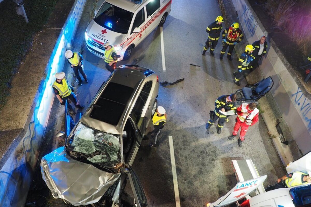 Biedermannsdorf - Auto stürzt bei Unfall 10 Meter über eine Böschung